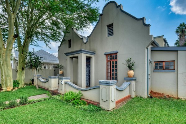 11 raisons d'intégrer le lustre rotin noir à votre déco élégante